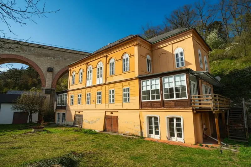Villa von 1837 mit Felsenkeller in Baden